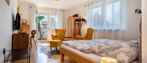 1 slaapkamer, een strijkplank/strijkijzer, gratis wifi, beddengoed