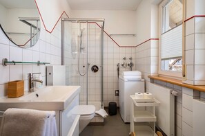 Suihku, hiustenkuivaaja, pyyhkeet