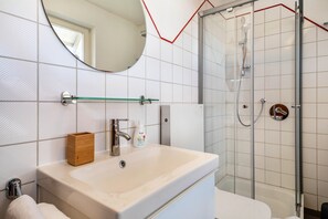 Douche, sèche-cheveux, serviettes fournies