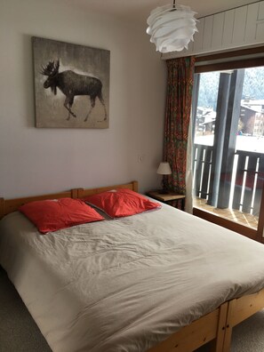 4 bedrooms, WiFi, bed sheets - Apartment in Chamonix Close to town center, ski resorts and buses. (Chamonix-Mont-Blanc)