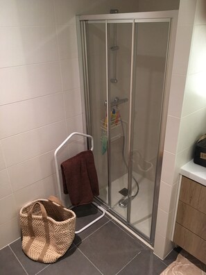 Suihku, hiustenkuivaaja, pyyhkeet, saippua