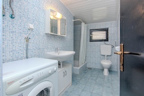 Comfort-Apartment, eingeschränkter Meerblick | Badezimmer | Dusche, Haartrockner, Handtücher