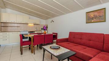 Comfort-Apartment, eingeschränkter Meerblick | Essbereich im Zimmer