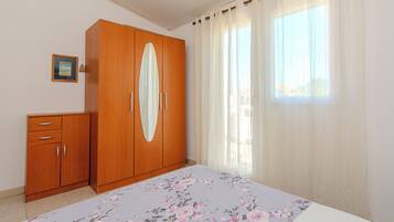 Comfort-Apartment, eingeschränkter Meerblick | 3 Schlafzimmer, Bügeleisen/Bügelbrett, kostenloses WLAN, Bettwäsche