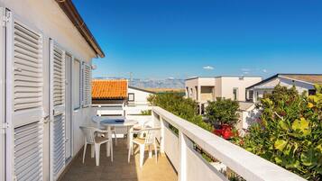 Comfort-Apartment, eingeschränkter Meerblick | Terrasse/Patio