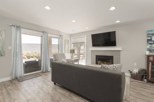Modern Sports Village Condo: Pool, Tennis, Patio, Fitness Center, Close to Zion & Snow Canyon Parks