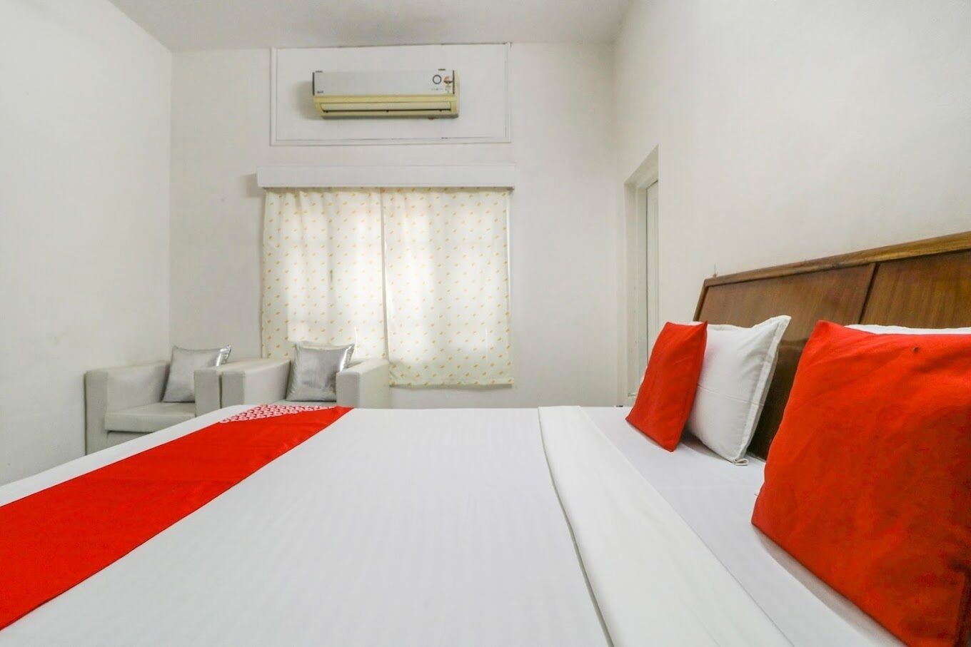 Superior Room, Balcony, City View | Bed sheets