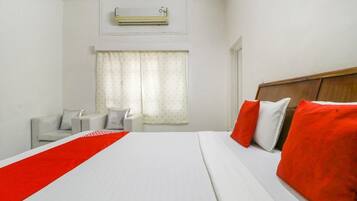 Superior Room, Balcony, City View | Bed sheets