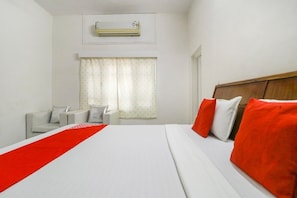 Superior Room, Balcony, City View | Bed sheets