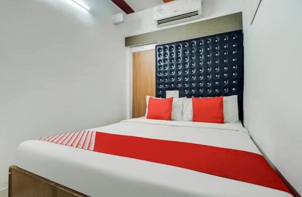 Deluxe Room, Balcony, City View | Bed sheets
