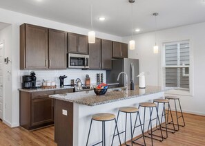 Fridge, microwave, oven, stovetop - Luxe Penthouse 'n Old Town Manchester with Views! (Richmond)