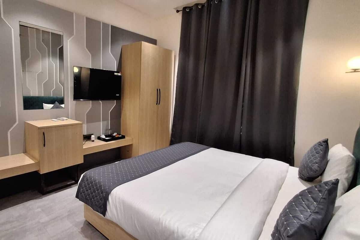 Villa Luxury Room | Peralatan tempat tidur hipoalergenik, ruang kerja komputer riba