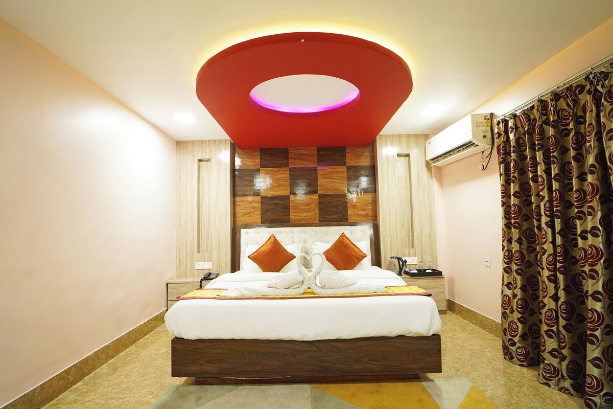 Maharaja Suite Room | Desk, laptop workspace, blackout drapes, WiFi (free)