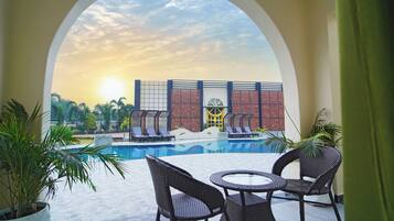 Villa Luxury Room | Desk, laptop workspace, blackout drapes, free WiFi