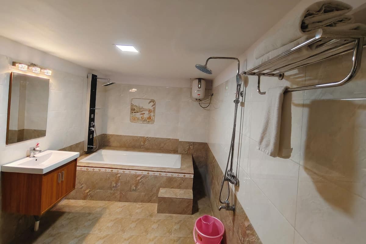 Maharaja Suite Room | Peralatan tempat tidur hipoalergenik, ruang kerja komputer riba