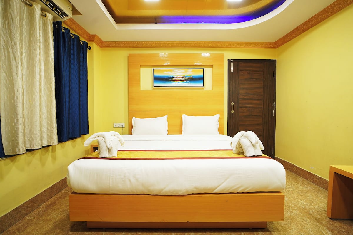 Deluxe Room | Peralatan tempat tidur hipoalergenik, ruang kerja komputer riba