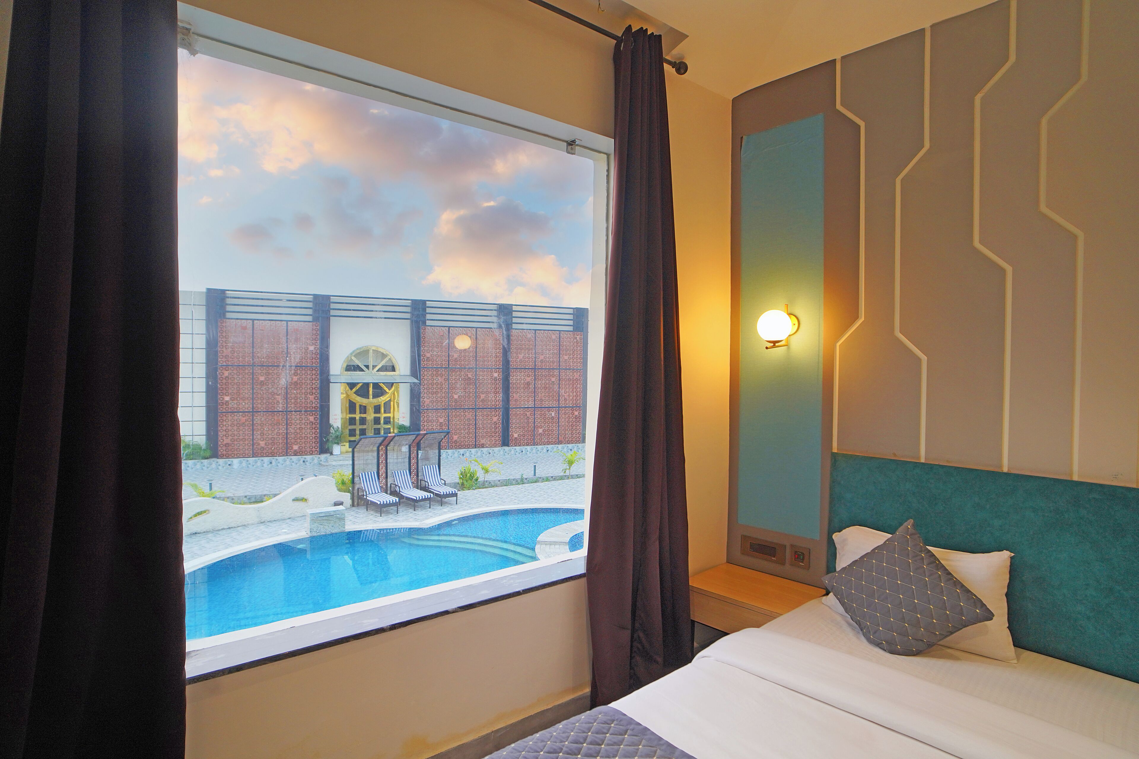 Villa Luxury Room | Desk, laptop workspace, blackout drapes, free WiFi