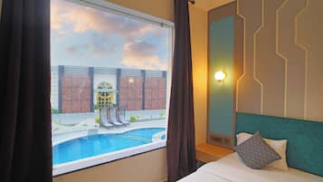 Villa Luxury Room | Desk, laptop workspace, blackout drapes, free WiFi