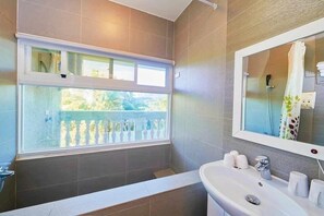 Bathroom - Ocean Mambo Homestay (Hualien City)