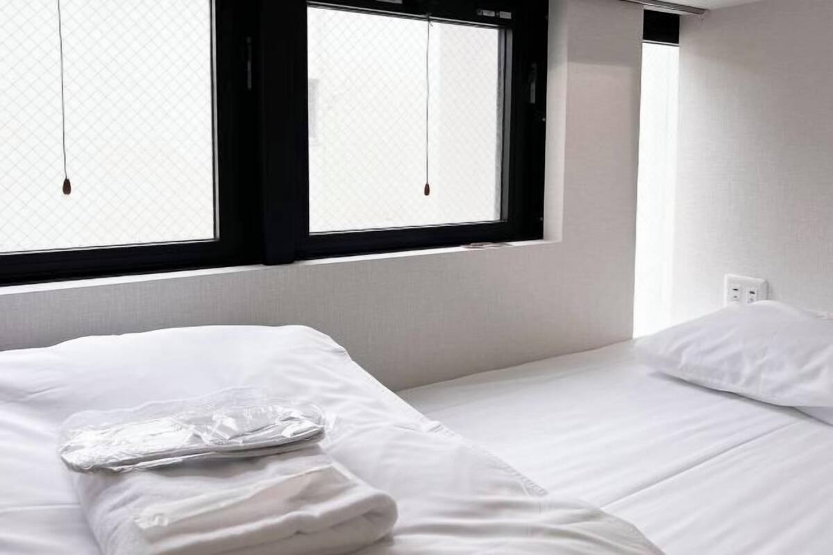 Caja de seguridad en la habitación, wifi gratis y ropa de cama 