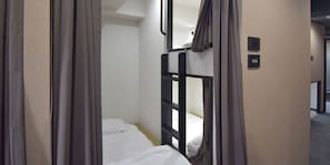 Quarto triplo básico, em dormitório misto | Cofres nos quartos, Wi-Fi de cortesia, roupa de cama