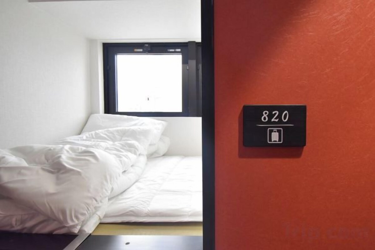 In-room safe, WiFi (free), bed sheets
