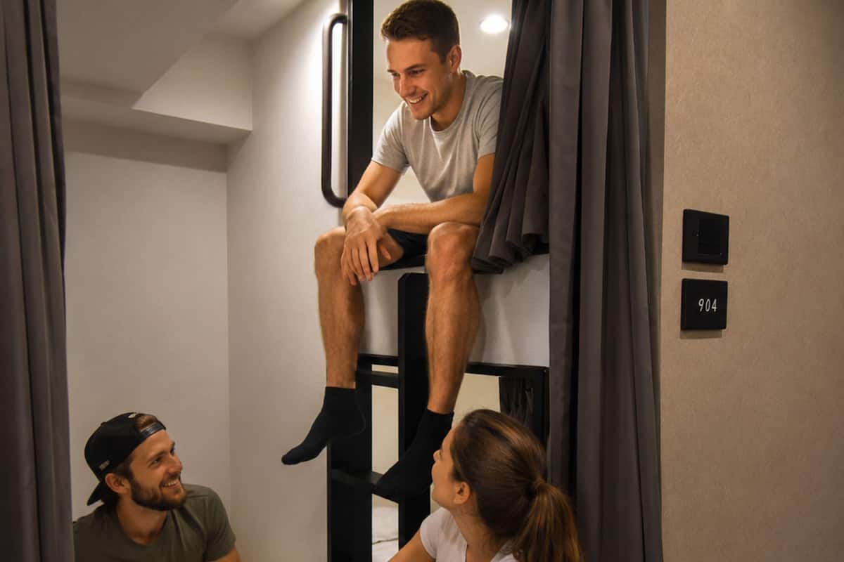 Habitación triple, dormitorio mixto, no fumadores (For 3 people, Capsule) | Caja fuerte, wifi gratis, ropa de cama