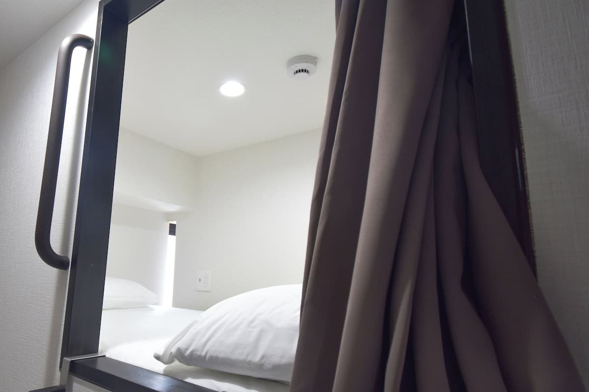 Habitación triple básica, dormitorio mixto | 1 dormitorio, caja fuerte, wifi gratis y ropa de cama