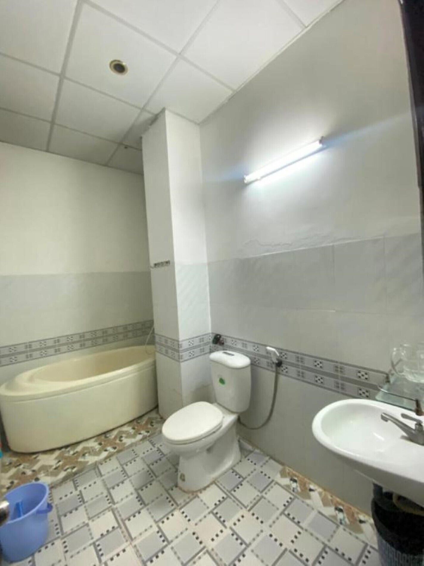 A bathroom with a toilet, bidet, bathtub, and sink.