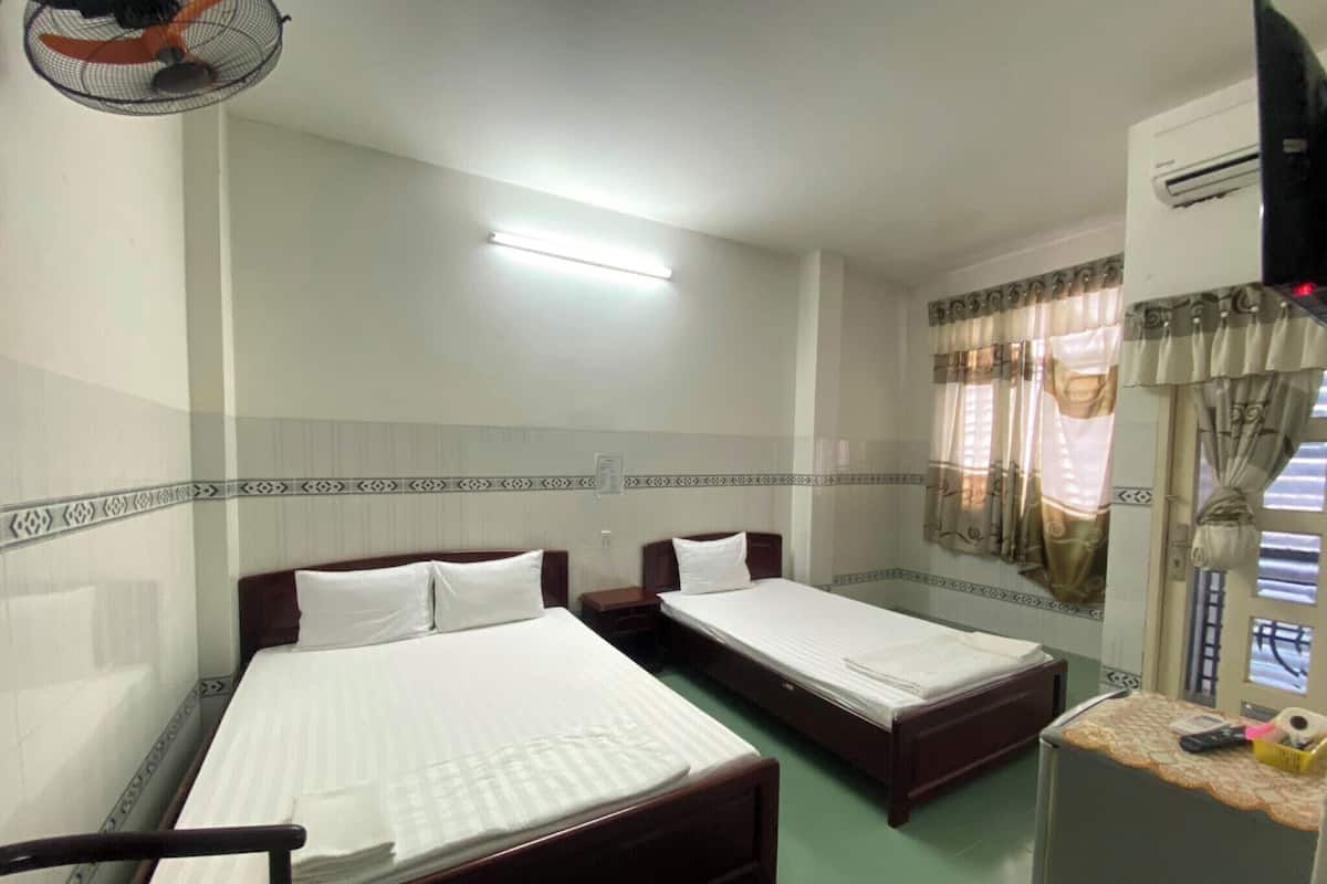 Triple Room | Desk, soundproofing, free WiFi, bed sheets