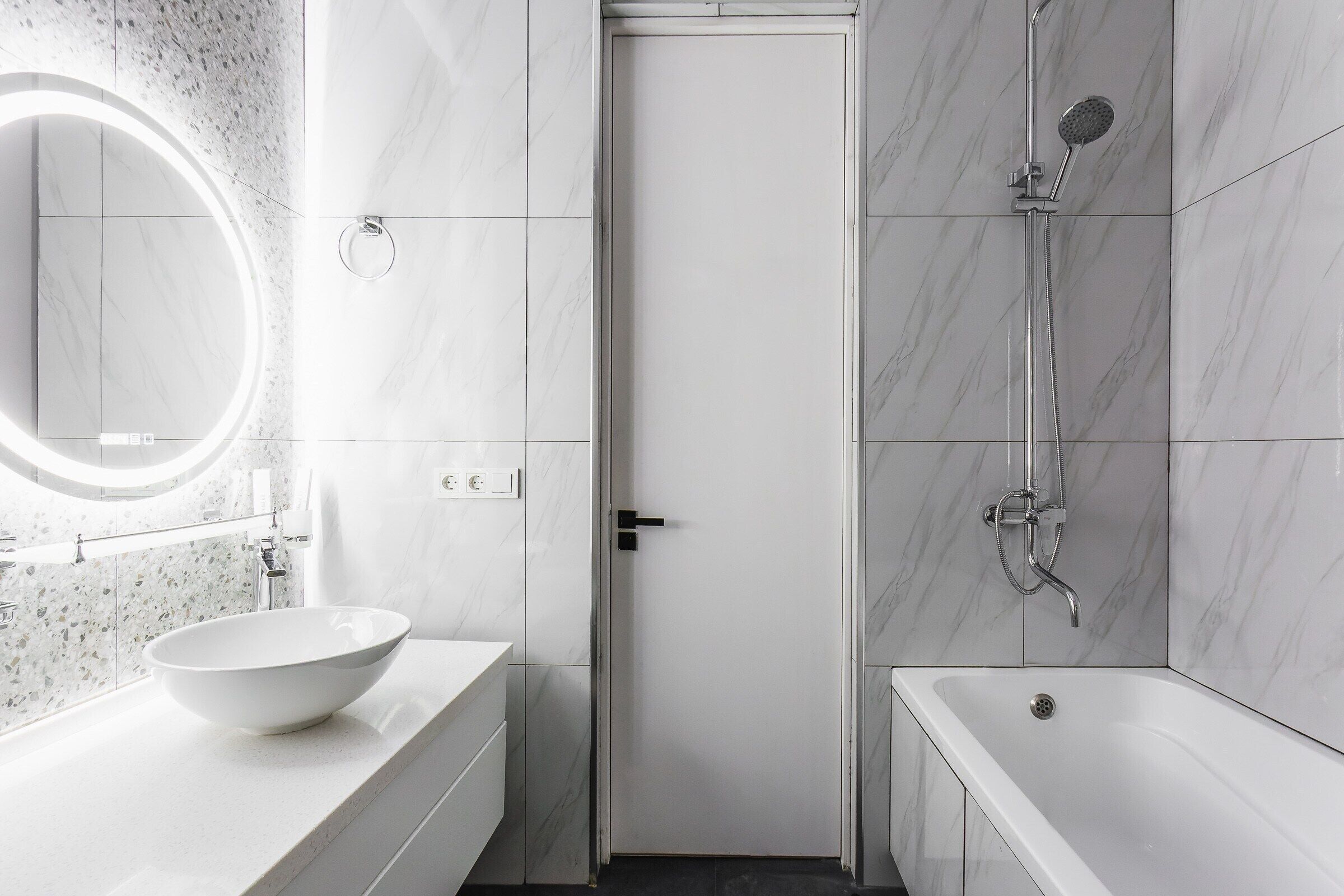 Apartament familiar, balcó, vistes a la ciutat | Bany | Articles de tocador gratuïts, assecador de cabells i barnussos 
