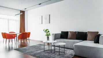 Familienapartment, Balkon, Stadtblick | Wohnbereich