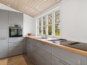 Kühlschrank, Mikrowelle, Geschirrspüler, Kochgeschirr/Geschirr/Besteck