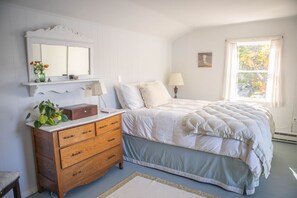 2 bedrooms, desk, iron/ironing board, WiFi