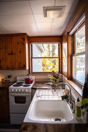 Fridge, oven, stovetop, toaster - Lakeside Retreat in Boothbay, Maine with Private Dock & Scenic Views (Boothbay)