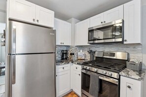Réfrigérateur, four à micro-ondes, un four, surface de cuisson