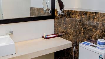 Phòng đôi hoặc 2 giường đơn Deluxe, 1 phòng ngủ, quang cảnh một góc biển | Phòng tắm | Khăn tắm, xà phòng, dầu gội, giấy vệ sinh