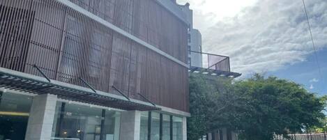 Vista frontal de la propiedad