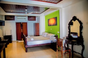 Habitación estándar con 2 camas individuales, 2 camas individuales, vistas al mar | Tabla de planchar con plancha