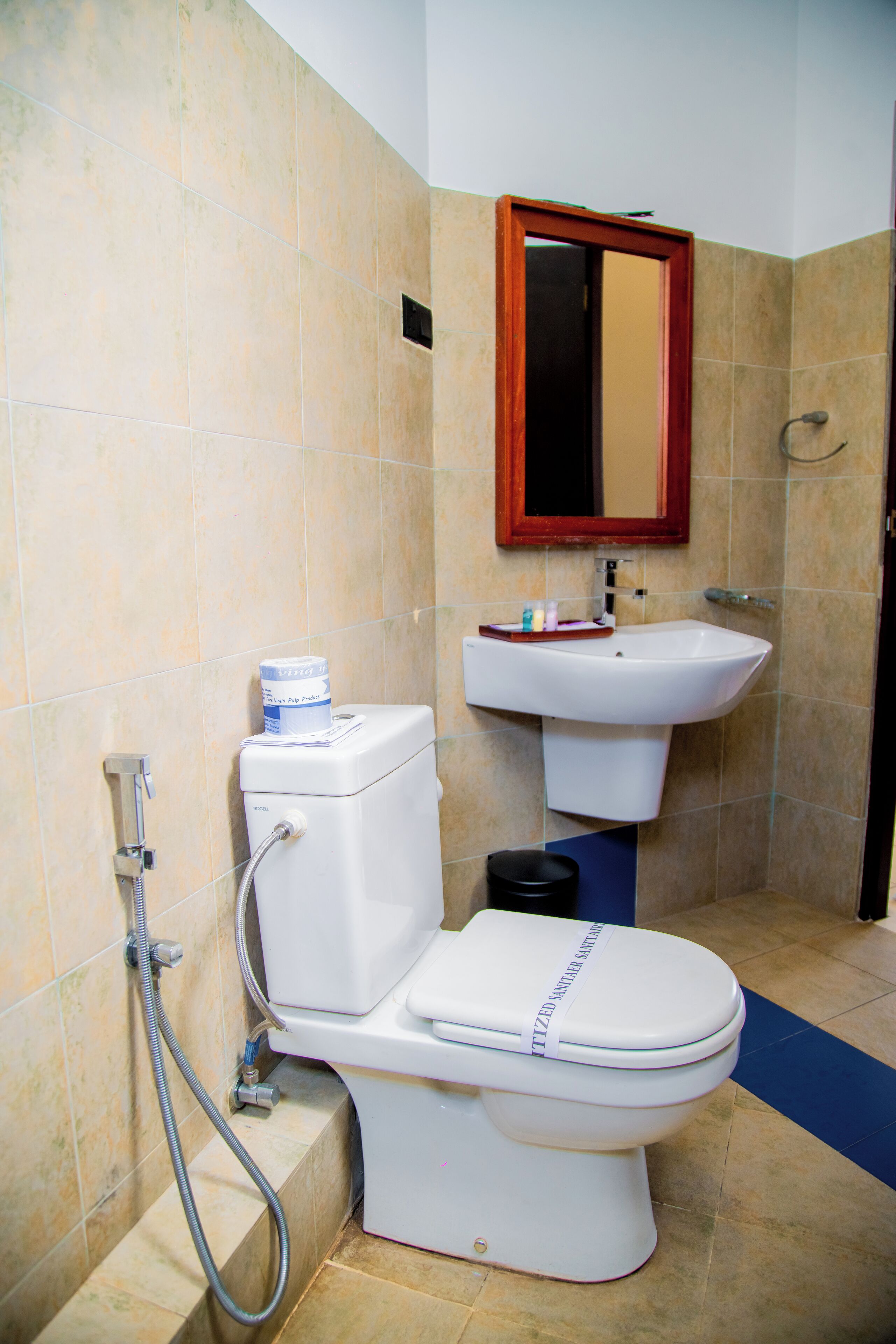 Un baño con inodoro, lavabo y ducha.
