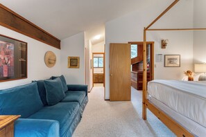 4 bedrooms, iron/ironing board, travel cot, free WiFi - Northstar Hideaway by AvantStay | 5mins to Skiing! (Truckee)