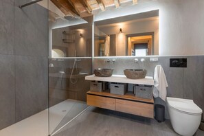 Dusche, Haartrockner, Bidet