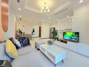 Familienapartment, 4 Schlafzimmer, Balkon, Stadtblick | Wohnbereich