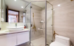 Lägenhet Panoramic - 1 sovrum - balkong - utsikt mot staden | Badrum | Duschhuvud med massagefunktion, lyxtoalettartiklar, hårtork och tofflor