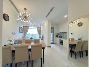 Luxury Apartment, 2 Bedrooms, Balcony, Park View | Ruang tamu | 80 inci televisyen LCD dengan kabel 