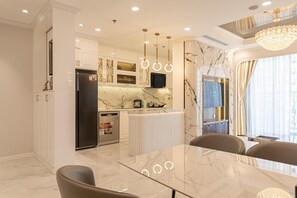 Family Apartment, 4 Bedrooms, Balcony, City View | Ruang tamu | 80 inci televisyen LCD dengan kabel 
