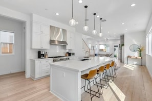 Private kitchen - Modern 4 bedroom in the heart of West LA Close to Cedars, Kaiser and attractions (Beverly Hills)