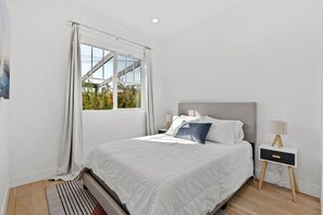 Room - Modern 4 bedroom in the heart of West LA Close to Cedars, Kaiser and attractions (Beverly Hills)