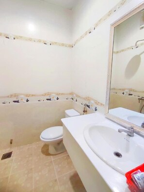 Shower, pancuran hujan,  dan perlengkapan mandi desainer