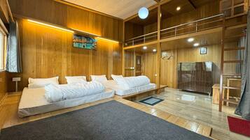 Familien-Studiosuite, Bergblick | Schreibtisch, laptopgeeigneter Arbeitsplatz, schallisolierte Zimmer